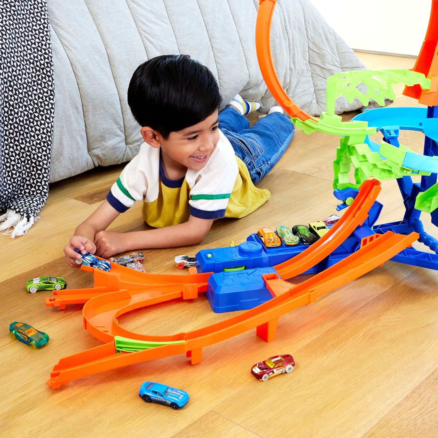 Hot Wheels Motorized Stunt Tracks Mid-Air Crash Race Track Playset